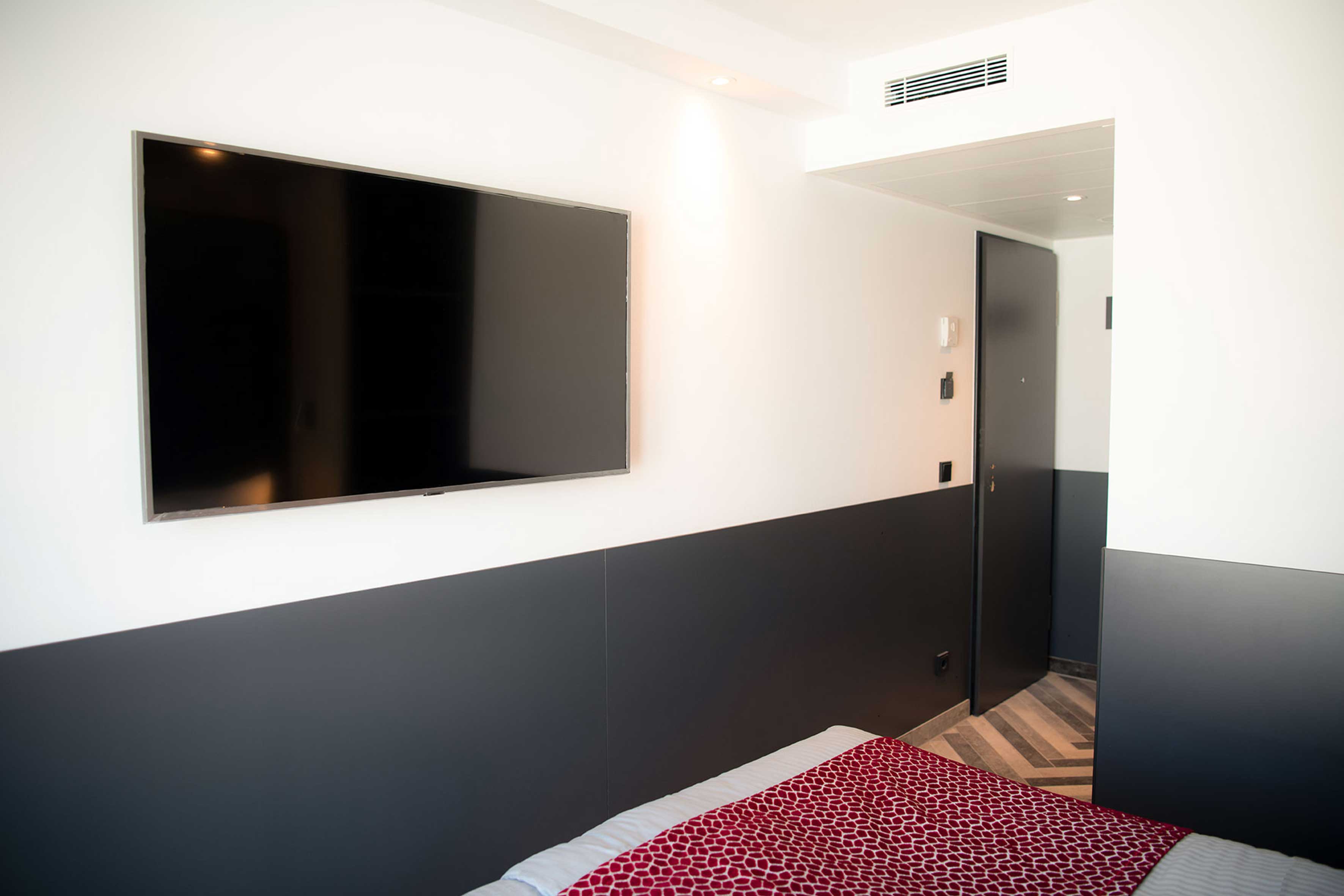 Hotel Munich Deluxe room with big flatscreen TV