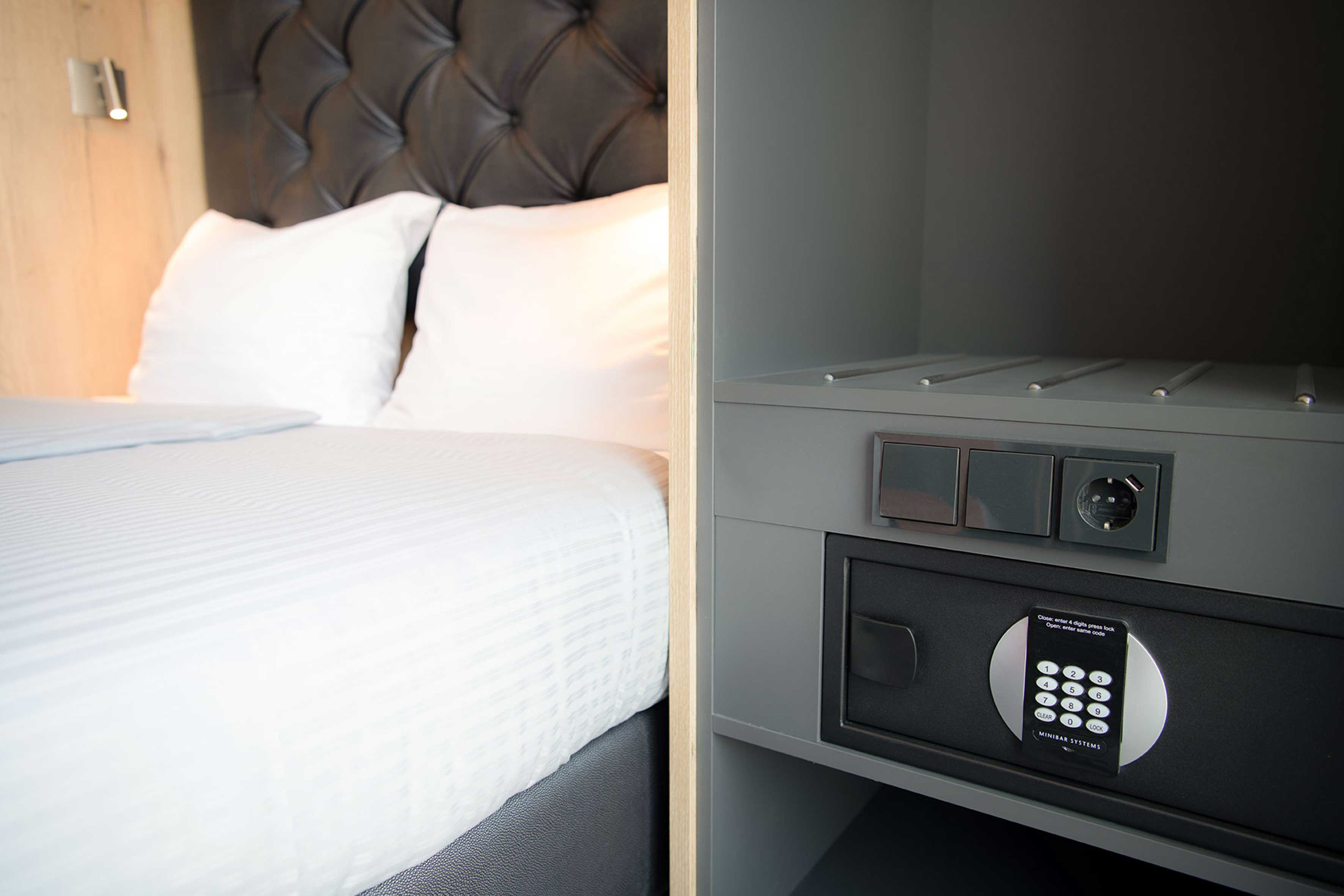 Hotel Munich Deluxe Zimmer Safe und USB-Steckdose
